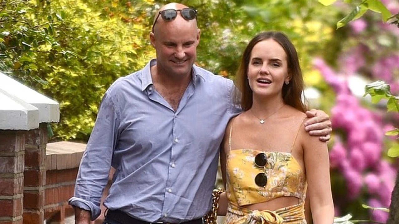 ১৮ বছরের ছোট প্রেমিকাকে বিয়ে করছেন ইংলিশ কিংবদন্তি