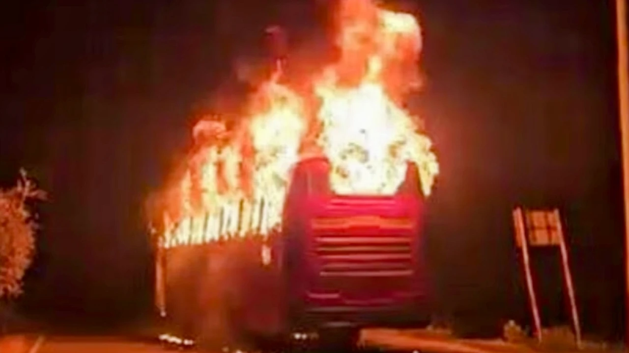 টাঙ্গাইলে বাসে আগুন দিল বিক্ষুব্ধ জনতা