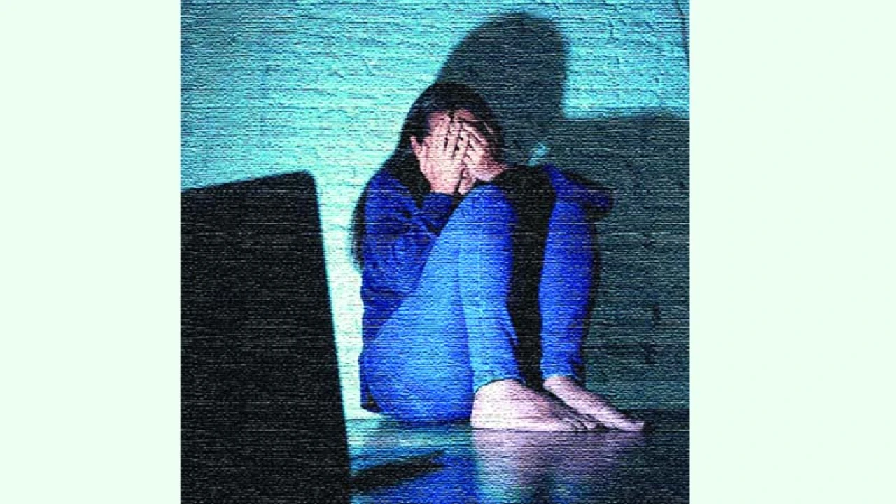 সাইবার বুলিংয়ের আঘাতে ভেঙে যায় কিশোরীর স্বপ্ন