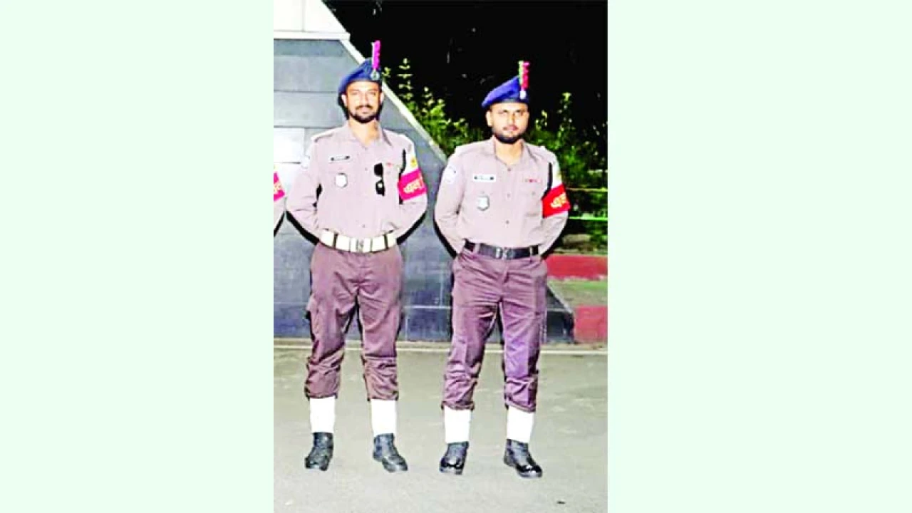 নতুন পোশাকে পুলিশ