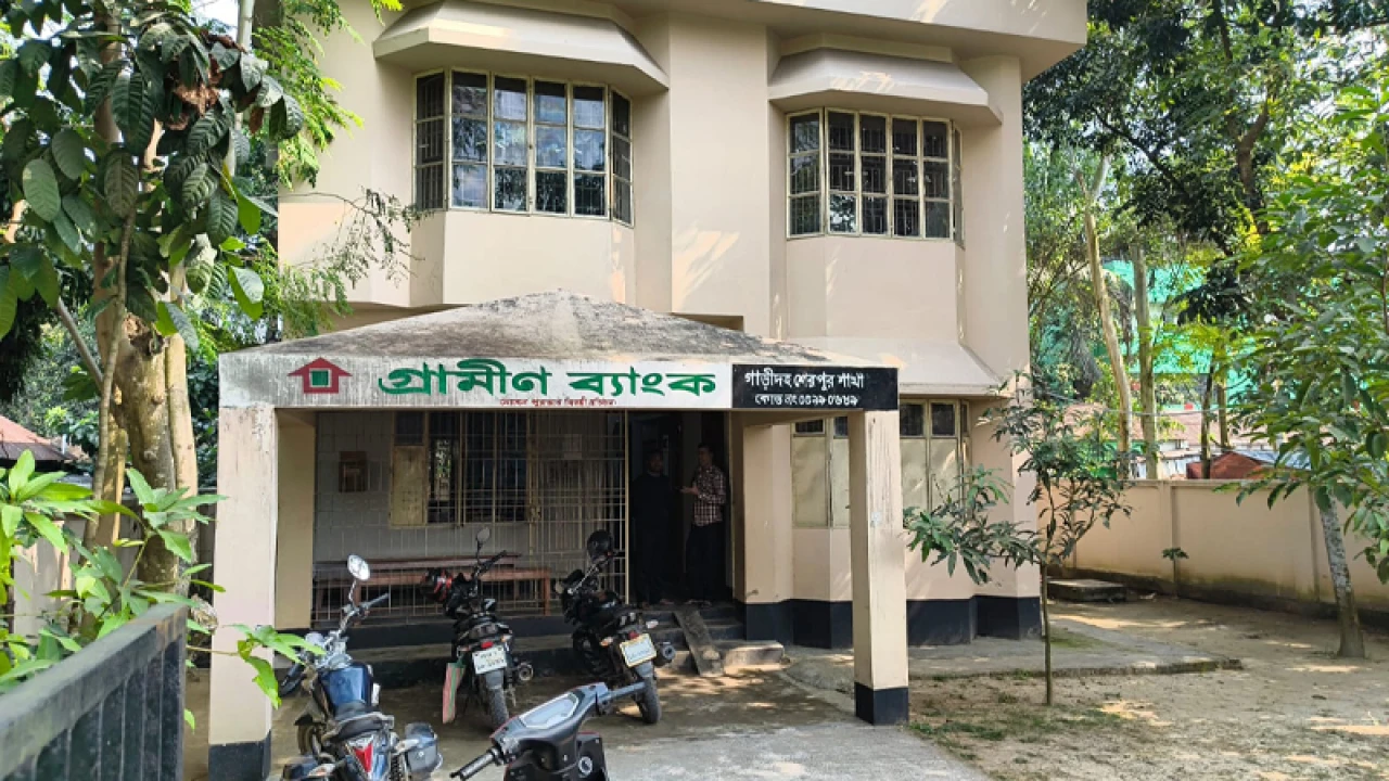 এবার বগুড়ার শেরপুরে গ্রামীণ ব্যাংকে আগুন