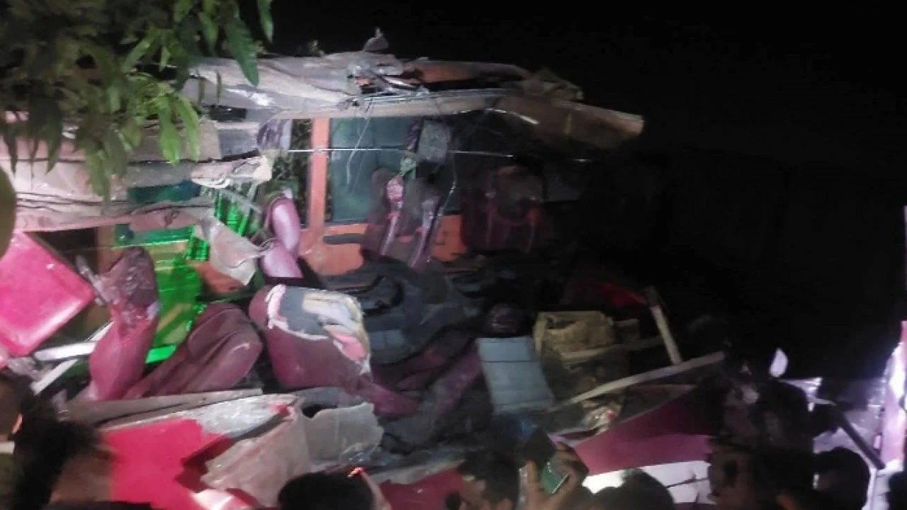 সীতাকুণ্ডে বাস-ট্রাক সংঘর্ষে নিহত ৫