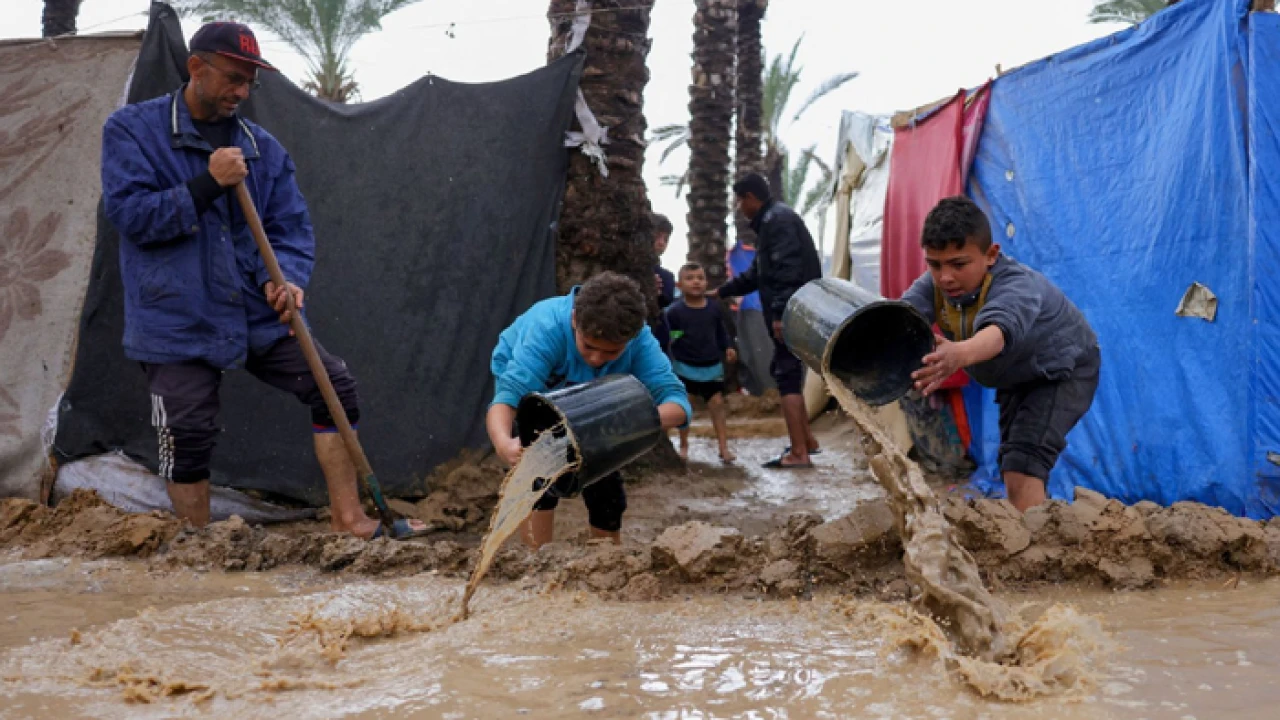 দ্বৈত আঘাতে কাঁপছে গাজা