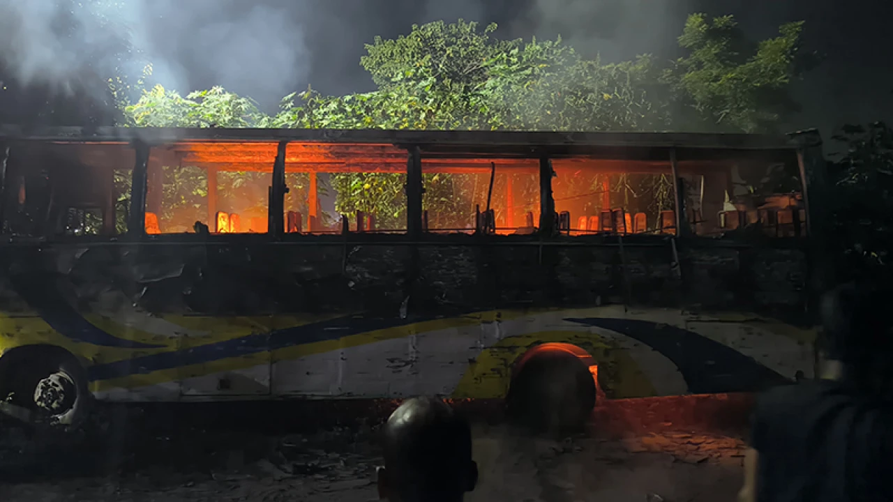 রাতে এক ঘণ্টার মধ্যে সাভার-ধামরাইয়ে দুই বাসে আগুন