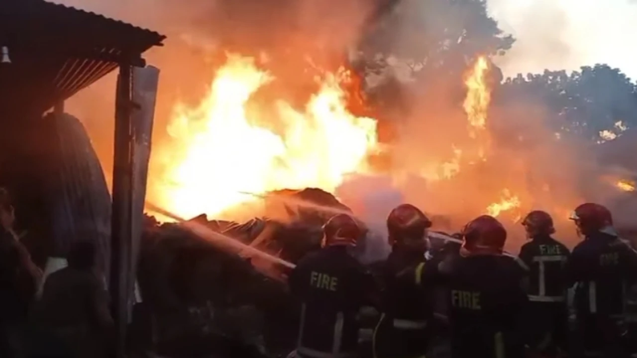টঙ্গীতে ৬ বস্তার গুদাম আগুনে পুড়ে ছাই