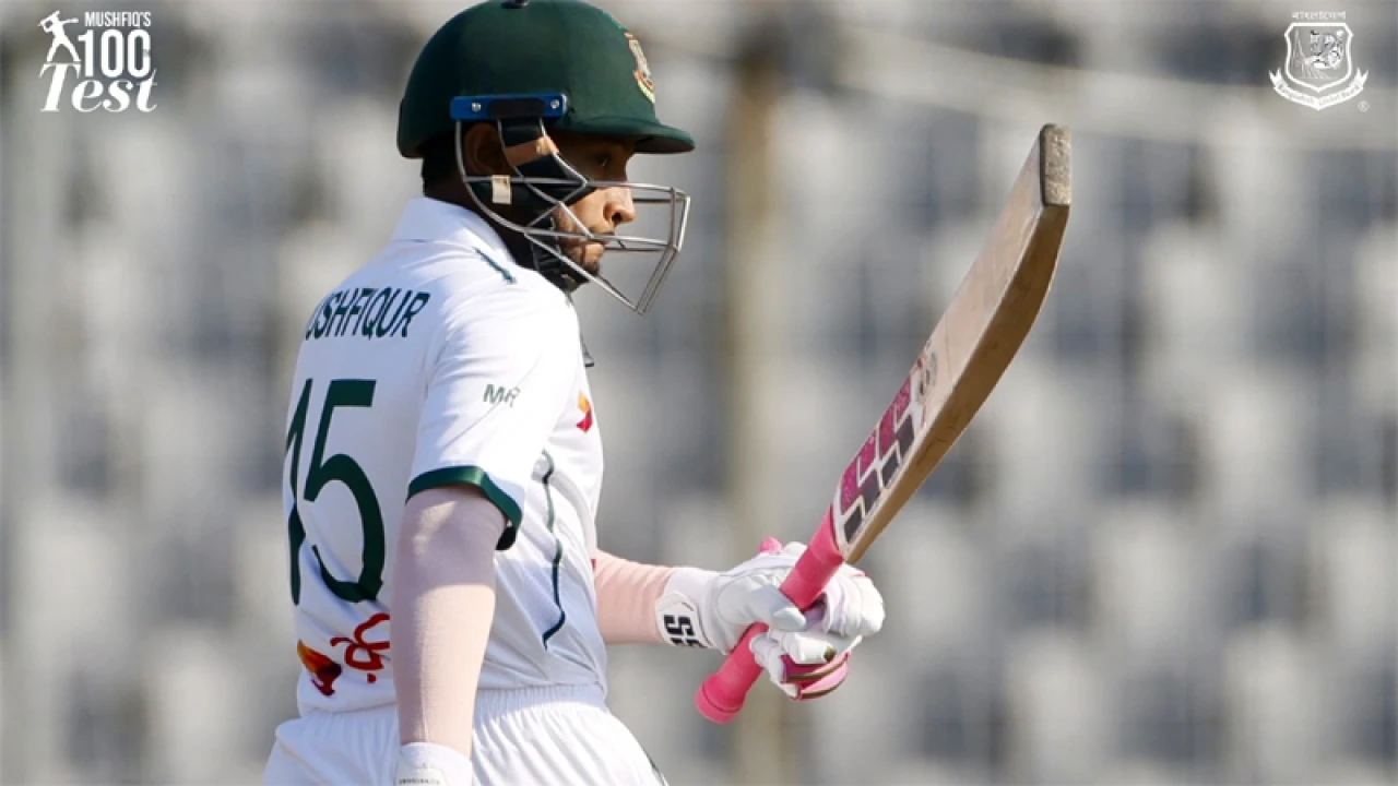 শততম টেস্টে ৯৯ রানে অপরাজিত থেকে মাঠ ছাড়লেন মুশফিক