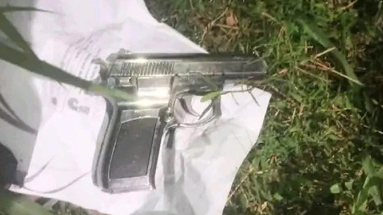 নারীর হাতে মার খেয়ে অস্ত্র ফেলে পালাল ৩ ছিনতাইকারী