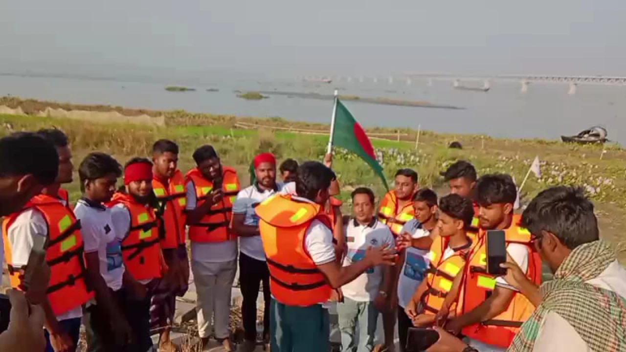 সেতুর দাবিতে সাঁতরে পদ্মা পাড়ি দেওয়ার চেষ্টা ১০ যুবকের