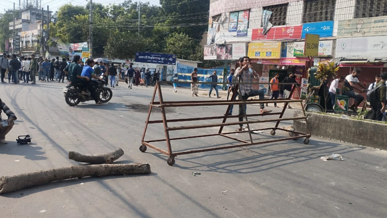 রাবি শিক্ষার্থীর ওপর হামলার প্রতিবাদে মহাসড়ক অবরোধ