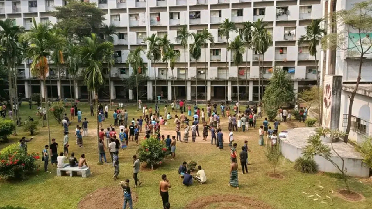 ভূমিকম্প আতঙ্কে ভবন থেকে লাফ দিয়ে পা ভাঙলো ২ ঢাবি শিক্ষার্থী