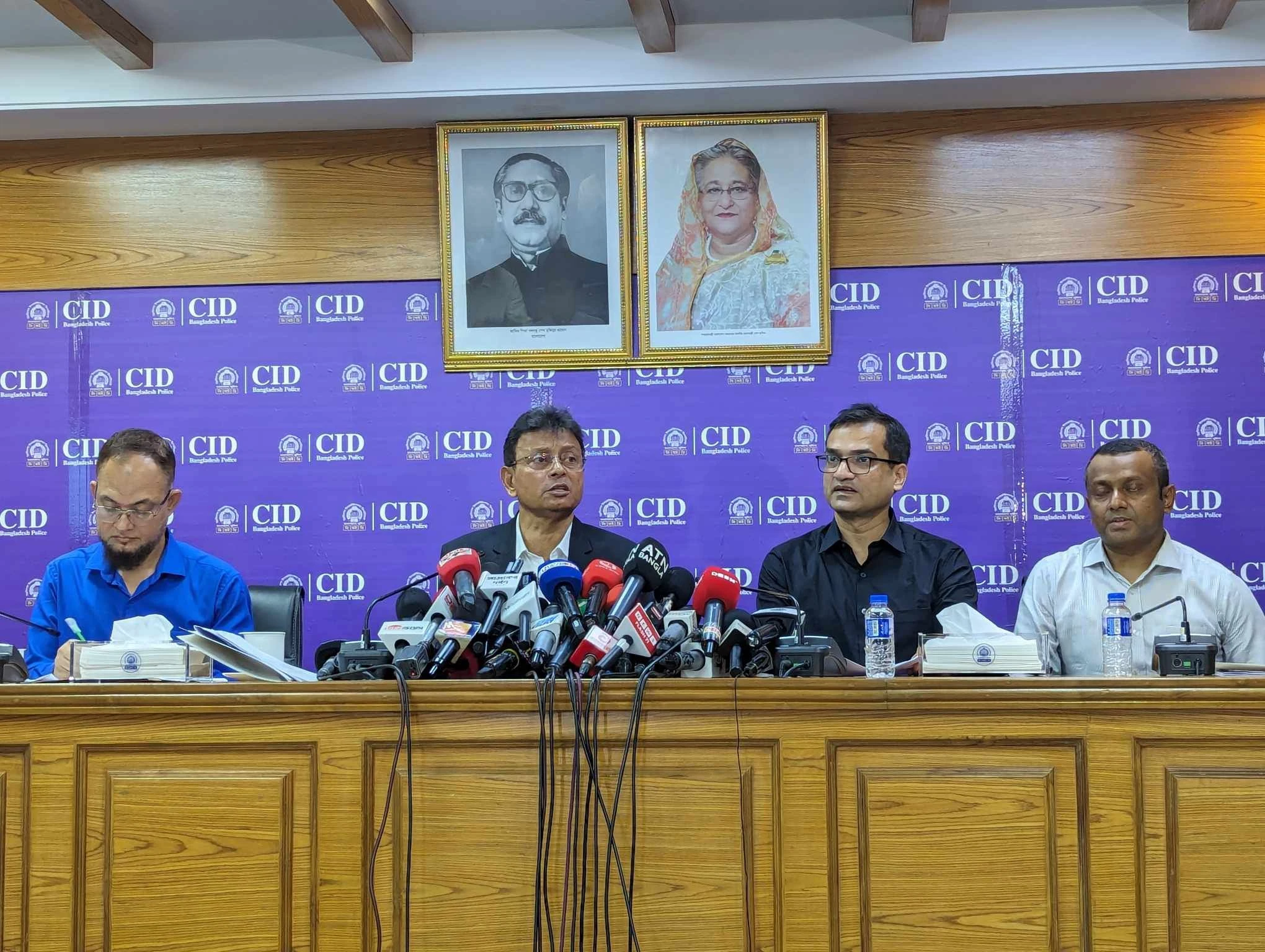 ‘সিআইডির জালে মাদকের গডফাদার: বিপুল পরিমাণ স্থাবর-অস্থাবর সম্পত্তি ক্রোক’ শীর্ষক সংবাদ সম্মেলনে সিআইডি প্রধান অতিরিক্ত আইজিপি মোহাম্মদ আলী মিয়া।