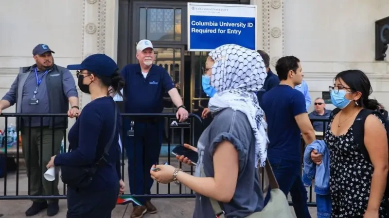 সোমবার অনেক বিক্ষোভকারী তাদের মুখমণ্ডল ঢেকে রেখেছেন