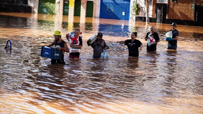 ব্রাজিলের দক্ষিণাঞ্চলীয় রাজ্য রিও গ্রান্ডে ডো সুলেতে ব্যাপক বন্যার কারণে কমপক্ষে ৭৮ জন প্রাণ হারিয়েছেন

