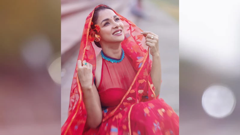 ফুরফুরে মেজাজে অভিনেত্রী রুনা খান