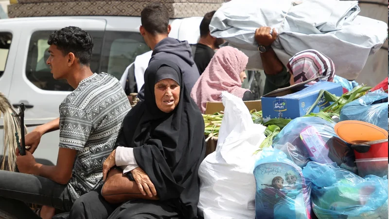  সামরিক অভিযান থেকে বাঁচতে রাফাহ থেকে চলে যাচ্ছেন বয়স্ক ও অসুস্থরাও