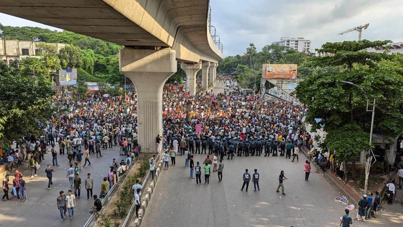 কোটা বাতিলের দাবিতে শাহবাগ মোড়ে আজ চতুর্থ দিনের মতো অবস্থান নেন শিক্ষার্থীরা। ছবি: মিরাজুল ইসলাম  