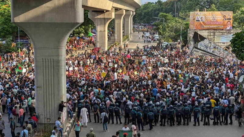 কোটাবিরোধীদের অবস্থান কর্মসূচি ঘিরে আইনশৃঙ্খলা বাহিনীর সদস্যদের উপস্থিতিও ছিল চোখে পড়ার মতো। ছবি : মিরাজুল ইসলাম 