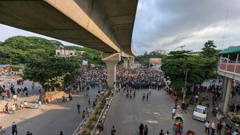 ঢাকা বিশ্ববিদ্যালয় থেকে মিছিল নিয়ে শাহবাগ মোড়ে এসে অবস্থান নেন আন্দোলনকারীরা। ছবি: মিরাজুল ইসলাম 