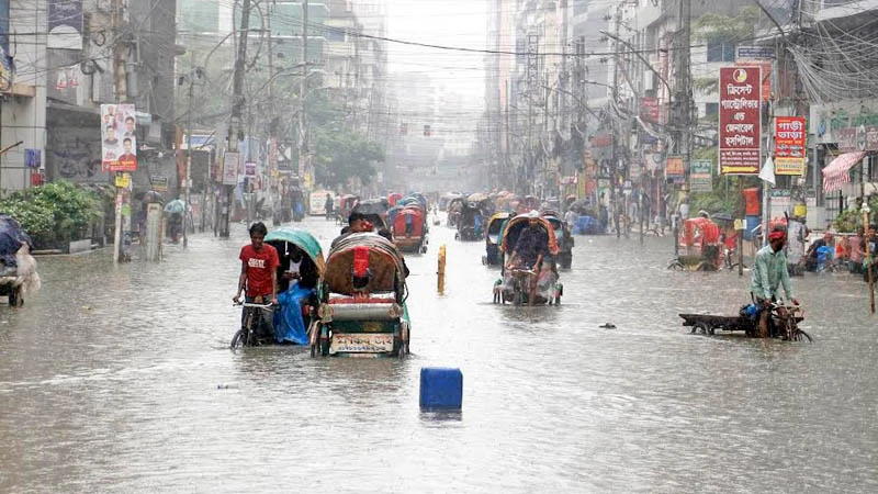 আজ শুক্রবার ভোর থেকে হওয়া বৃষ্টিতে রাজধানীর বিভিন্ন এলাকায় জলাবদ্ধতা সৃষ্টি হয়। এতে ভোগান্তিতে পড়েন নগরবাসী।  গ্রিন রোড থেকে তোলা। ছবি: ফোকাস বাংলা 