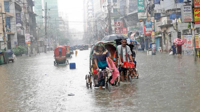 সড়কে পানি জমে যাওয়ায় চলাচলে যাত্রীদের অন্যতম ভরসা ছিল রিকশা। রাজধানীর গ্রিন রোড থেকে তোলা। ছবি: ফোকাস বাংলা 