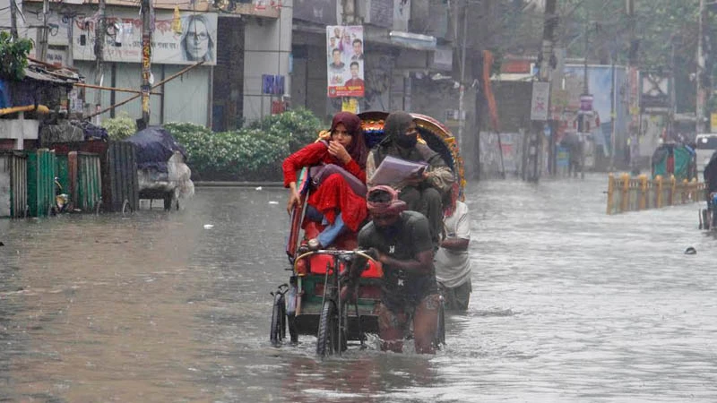 প্রায় প্রতি শুক্রবারই রাজধানীতে থাকে চাকরির পরীক্ষা। আজ সকালে ভারি বৃষ্টি হওয়ায় ভোগান্তি নিয়ে পরীক্ষা দিতে যান চাকরিপ্রত্যাশীরা। সকালে গ্রিন রোড থেকে তোলা। ছবি: ফোকাস বাংলা 
