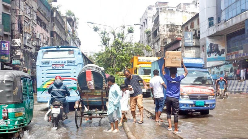 রাজধানীর এলিফ্যান্ট রোডেও সৃষ্টি হয় জলাবদ্ধতা। ছবি: ফোকাস বাংলা 