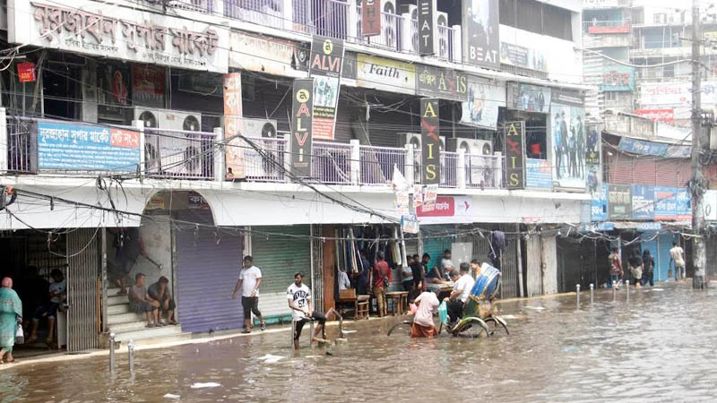 রাজধানীর নিউ মার্কেট এলাকায় সাধারণত ক্রেতাদের ভিড় লেগে থাকলেও আজ সেখানে পানি জমে ছিল। ছবি: ফোকাস বাংলা 