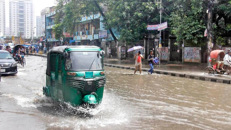 জলাবদ্ধ নগরীতে সিএনজিচালিতা অটোরিকশাও ছিল চলাচলের অন্যতম বাহন। ঢাকা কলেজের সামনে থেকে তোলা। ছবি: ফোকাস বাংলা 