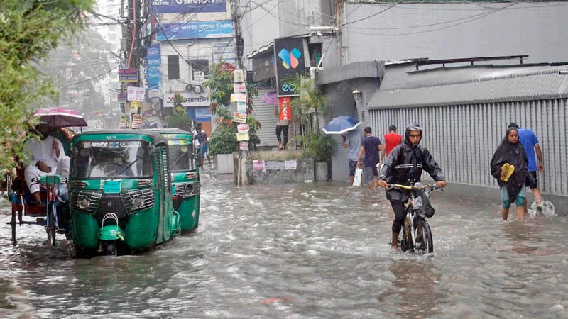 বৃষ্টিতে জলাবদ্ধতার সৃষ্টি হয় ধানমন্ডির বিভিন্ন সড়কেও। ধানমন্ডির পিলখানা গেটের সামনে থেকে তোলা। ছবি: ফোকাস বাংলা 