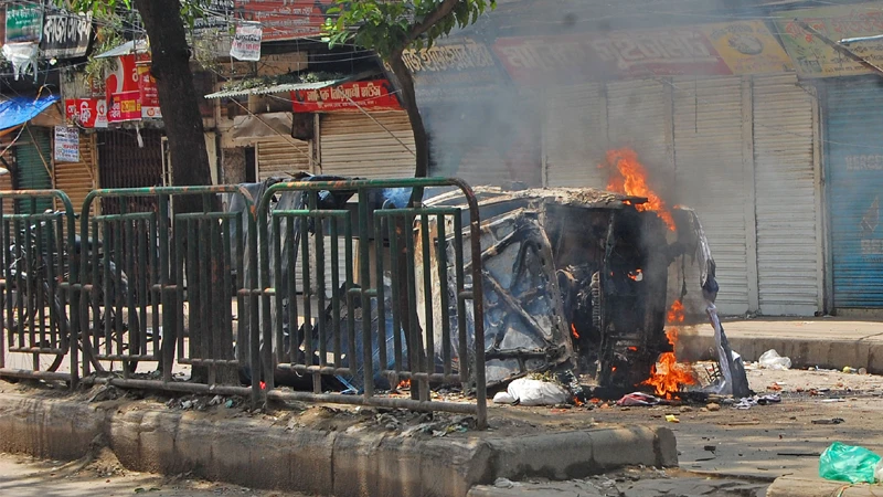 নয়াবাজারের সিএমএম আদালতের সামনে ভ্যানে আগুন
