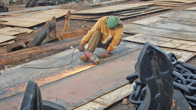 স্বাভাবিক হয়েছে জীবনযাত্রা। রাজধানীর কেরানীগঞ্জের ডক ইয়ার্ডে যাত্রীবাহী জাহাজ ও  কার্গো নির্মাণ করছেন শ্রমিক। ছবি ফোকাস বাংলা
