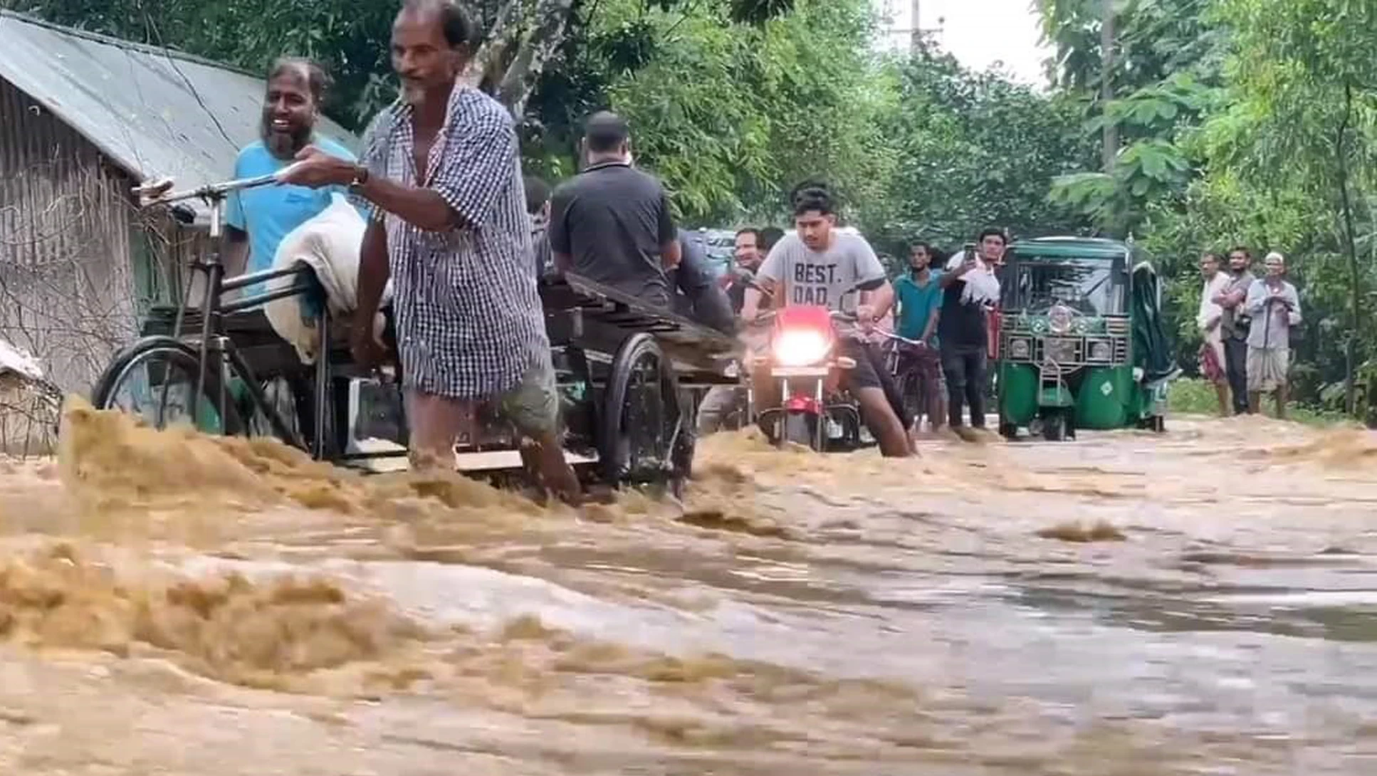 বন্যার ভয়াবহ রূপ দেখেছে ফেনীর পাঁচ উপজেলার তিন লাখ মানুষ। সম্পদ নয়, প্রাণ বাঁচানোই মুখ্য হয়ে উঠেছে মানুষের।  বন্যার্তদের উদ্ধারে সেনাবাহিনীর পাশাপাশি কোস্টগার্ড ফায়ার সার্ভিস ও স্বেচ্ছাসেবীরা যোগ দিয়েছেন। দুর্গত এলাকায় যোগাযোগ ব্যবস্থা বিচ্ছিন্ন হয়ে পড়ায় উদ্ধার কাজ ব্যহত হচ্ছে। ছবি: ফোকাস বাংলা 