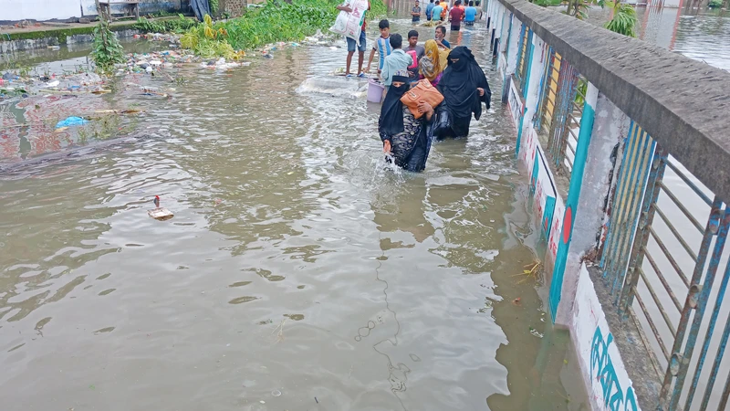  টানা বৃষ্টি ও ভারতের উজানের পানিতে স্মরণকালের সবচেয়ে ভয়াবহ বন্যায় কবলিত হয়েছে দেশের ১১টি জেলা। বন্যার কারণে ঢাকা-চট্টগ্রাম মহাসড়ক এখন পানির নিচে। ফলে মহাসড়কের ঢাকামুখী লেনে ৪৫ কিলোমিটার এলাকাজুড়ে ভয়াবহ যানজট সৃষ্টি হয়েছে। বন্যাকবলিত ফেনীর দাগনভূঁইয়া উপজেলা সদরের চিত্র। ফোকাস বাংলা  সদর