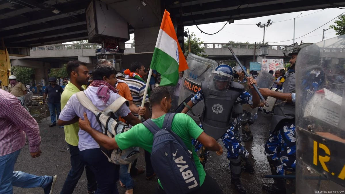 পশ্চিমবঙ্গে আরজি কর কাণ্ডের প্রতিবাদ ও মুখ্যমন্ত্রী মমতা মুখোপাধ্যায়ের পদত্যাগের দাবিতে ডাকা মিছিলে অভিযান চালিয়ে ২২০ জনকে গ্রেপ্তার করেছে পুলিশ।