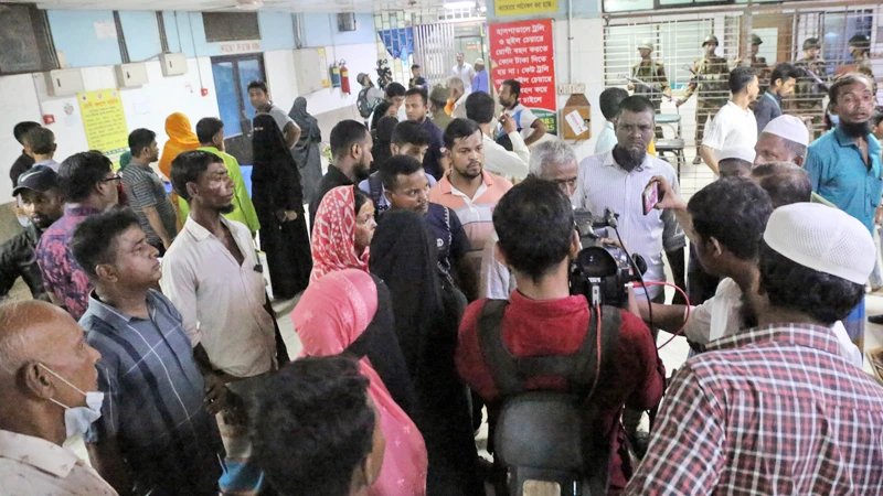 ঢাকা মেডিকেল কলেজ হাসপাতালের জরুরি বিভাগের চিকিৎসা বন্ধ রয়েছে। গতকাল শনিবার রাতে জরুরি বিভাগে ভাঙচুর ও চিকিৎসকদের মারধরের ঘটনায় সেবা বন্ধ করে দিয়েছেন চিকিৎসকেরা। আজ রবিবার সকাল থেকে নিরাপত্তাহীনতার কারণে জরুরি বিভাগের চিকিৎসাসেবা বন্ধ কেরে দেন তারা। চিকিৎসাসেবা বন্ধ থাকায় চরম দুর্ভোগে পড়েছেন রোগীরা। এদিকে পরিস্থিতি নিয়ন্ত্রণে হাসপাতাল প্রাঙ্গণে সেনাসদস্যসহ আইন প্রয়োগকারী সংস্থার অতিরিক্ত সদস্য মোতায়েন করা হয়েছে। ছবি: ফোকাস বাংলা