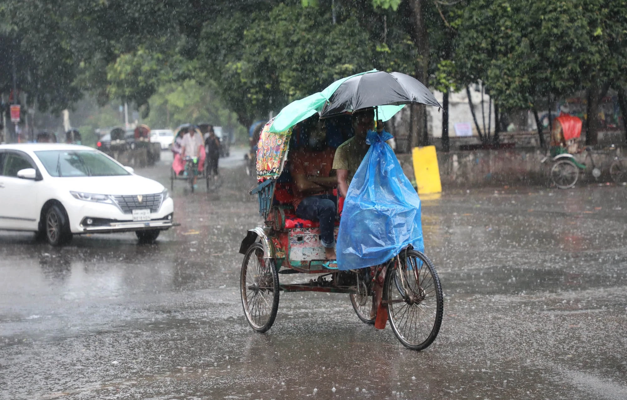 গত কয়েকদিন ভ্যাপসা গরমে নাকাল ছিল জনজীবন। ছিল তাপপ্রবাহের ভোগান্তি। অবশেষে রাজধানীতে স্বস্তির বৃষ্টির দেখা মিলেছে।

আজ শনিবার সকাল থেকে রোদ থাকলেও বেলার ১০টার পর আকাশে মেঘ জমতে থাকে। দমকা বাতাসও শুরু হয়। এরপর কিছুটা অন্ধকার হয়ে বৃষ্টি শুরু হয়। ছবি: ফোকাস বাংলা