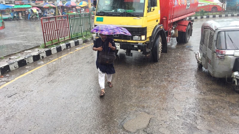 আজ বুধবার ভোর থেকেই রাজধানীতে থেমে থেমে বৃষ্টি হচ্ছে। ফলে সকালে চরম দুর্ভোগে পড়েন কর্মজীবী মানুষ। ছবিটি গুলিস্তান এলাকা থেকে তোলা। ছবি: ফোকাস বাংলা 