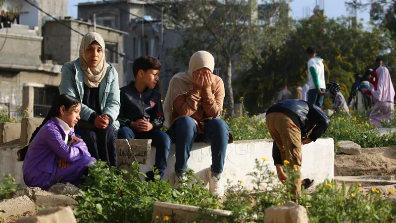 ঈদের স্বজনদের কবরস্থানে ভিড় করেছেন গাজাবাসীরা