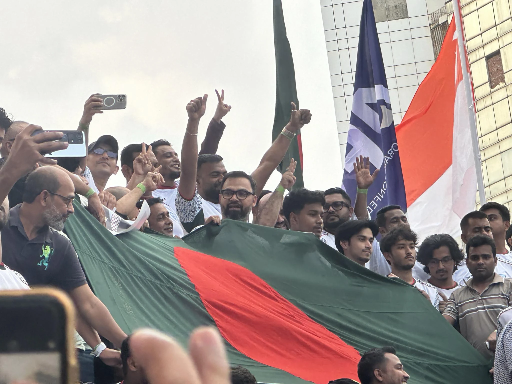 মাঠে দর্শকের গ্যালারিতে বসেছেন সাবেক অধিনায়ক, কিংবদন্তি গোলরক্ষক আমিনুল হক