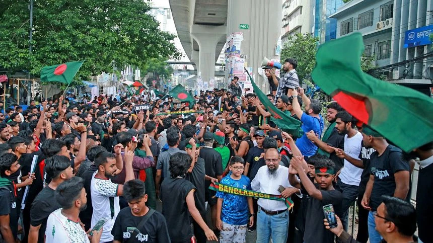 দর্শকদের অনেকে এসেছেন প্রিয় জন্মভূমির পতাকা হাতে 