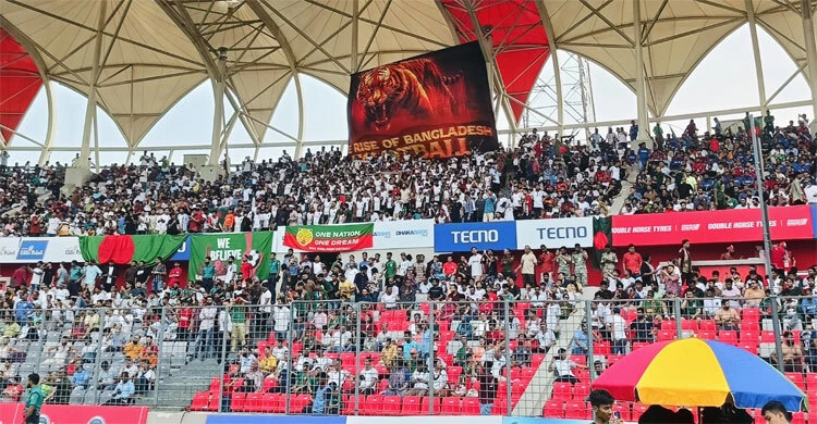 ম্যাচ শুরুর অনেক আগেই কানায় কানায় পূর্ণ হয়ে গেছে গ্যালারি 