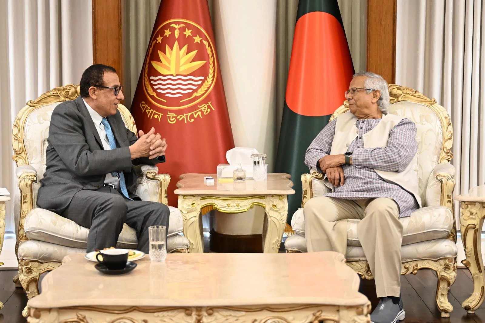 রাষ্ট্রীয় অতিথি ভবন যমুনায় রবিবার প্রধান উপদেষ্টা প্রফেসর ড. মুহাম্মদ ইউনূসের সঙ্গে সাক্ষাত করেছেন ঢাকায় নিযুক্ত ফিলিস্তিনের রাষ্ট্রদূত ইউসুফ এসওয়াই রমাদান। ছবি: প্রেস উইং