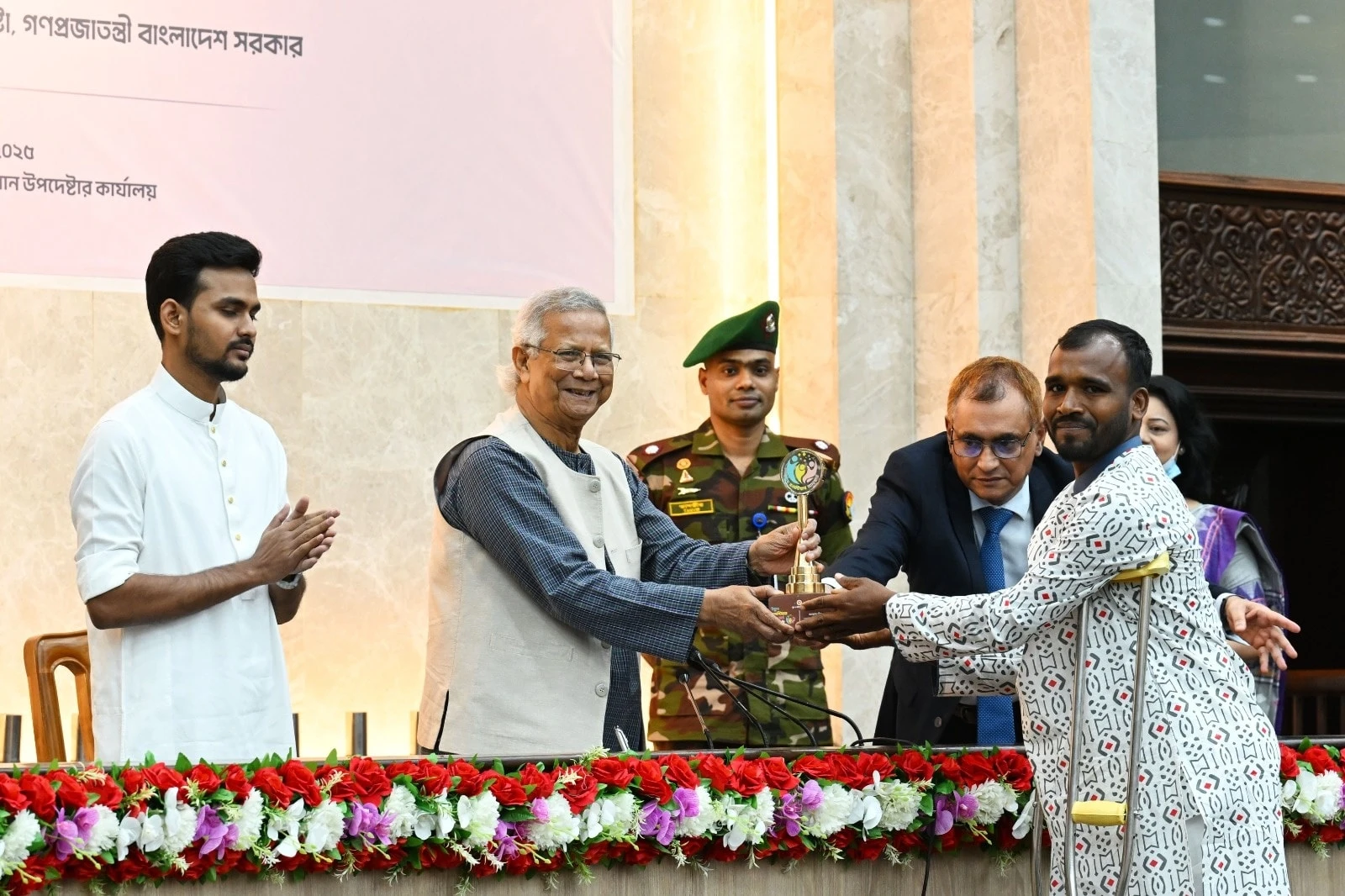 সামাজিক ক্ষেত্রে অসাধারণ অবদানের জন্য ইয়্যুথ ভলান্টিয়ার অ্যাওয়ার্ড ২০২৫ পেলেন দেশের ১২ জন যুব উদ্যোক্তা। প্রধান উপদেষ্টা ড. মুহাম্মদ ইউনূস স্বেচ্ছাসেবামূলক কাজ ও তরুণ প্রজন্মের অনুপ্রেরণামূলক অবদানের স্বীকৃতিস্বরূপ এ পুরস্কার প্রদান করেন। ছবি: প্রেস উইং