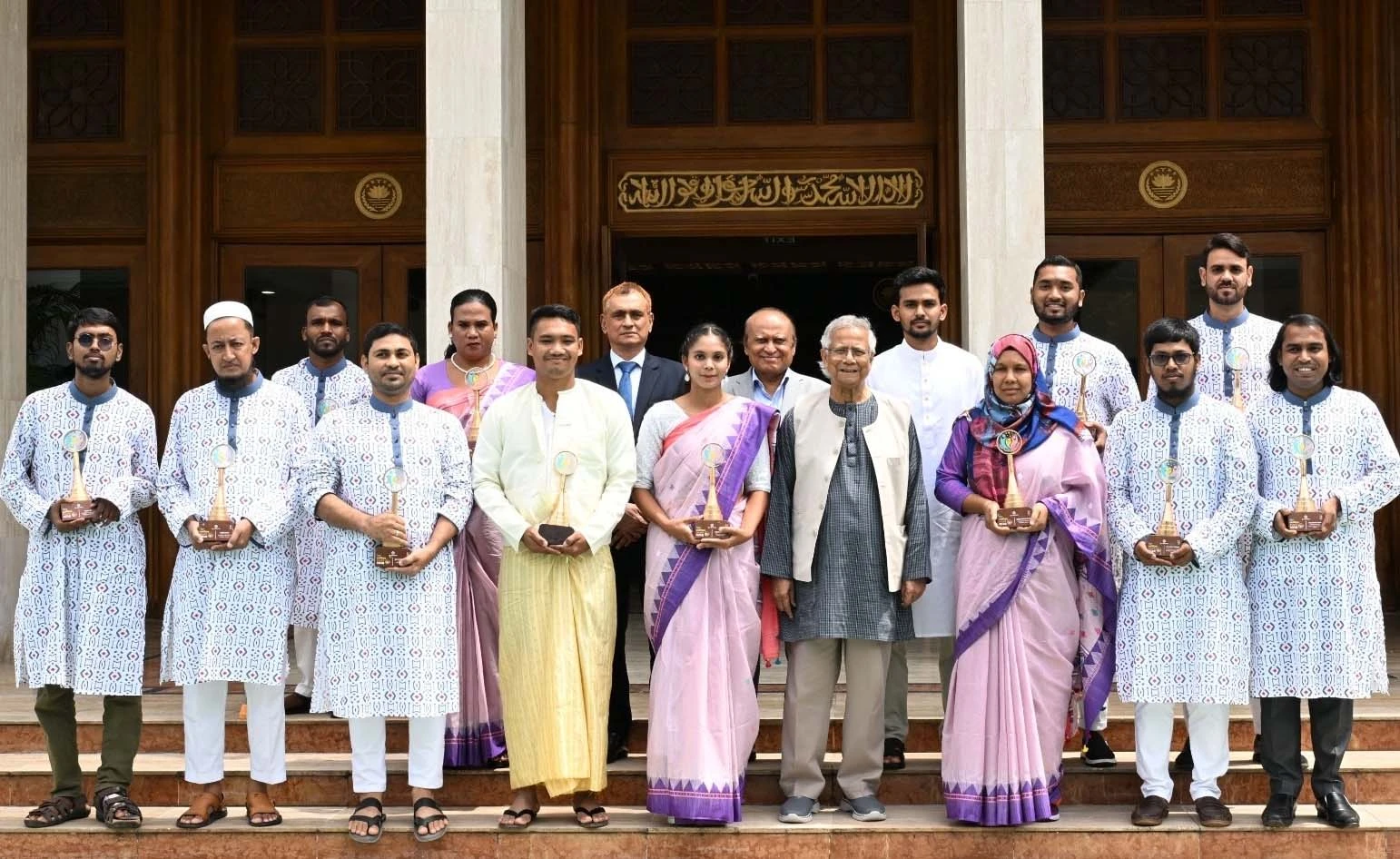 সামাজিক ক্ষেত্রে অসাধারণ অবদানের জন্য ইয়্যুথ ভলান্টিয়ার অ্যাওয়ার্ড ২০২৫ পেলেন দেশের ১২ জন যুব উদ্যোক্তা। প্রধান উপদেষ্টা ড. মুহাম্মদ ইউনূস স্বেচ্ছাসেবামূলক কাজ ও তরুণ প্রজন্মের অনুপ্রেরণামূলক অবদানের স্বীকৃতিস্বরূপ এ পুরস্কার প্রদান করেন। ছবি: প্রেস উইং