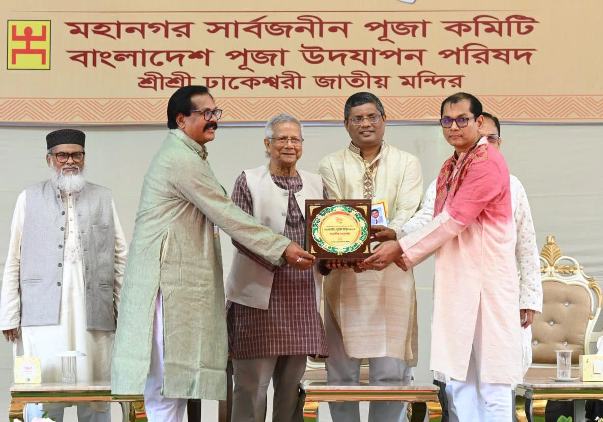 ঢাকেশ্বরী মন্দির পরিদর্শনে অন্তর্বর্তী সরকারের প্রধান উপদেষ্টা অধ্যাপক মুহাম্মদ ইউনূস। ছবি: প্রেস উইং