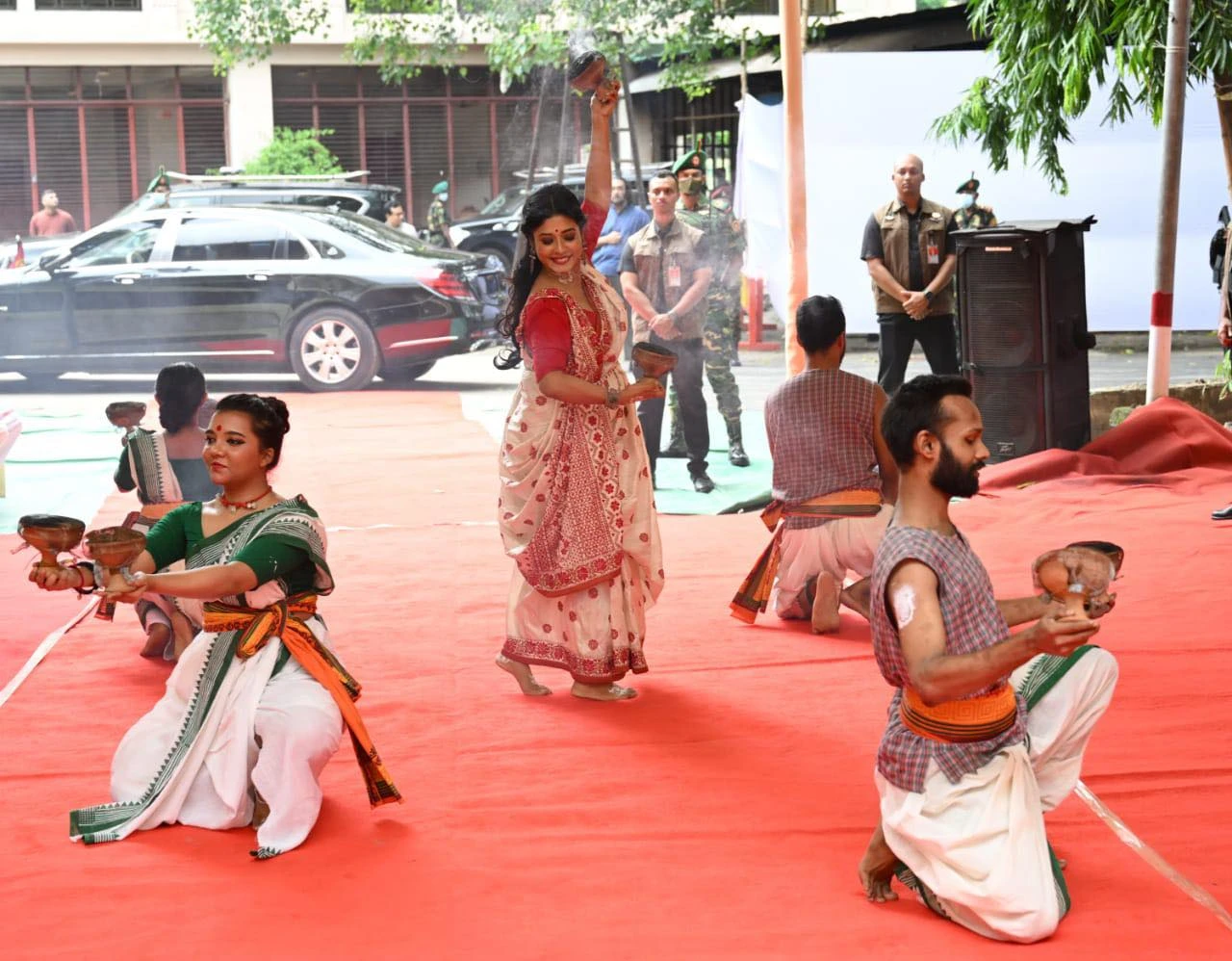 অন্তর্বর্তী সরকারের প্রধান উপদেষ্টা অধ্যাপক মুহাম্মদ ইউনূস ঢাকেশ্বরী মন্দির পরিদর্শনে গেলে তাকে শুভেচ্ছা জানানো হয়। ছবি: প্রেস উইং