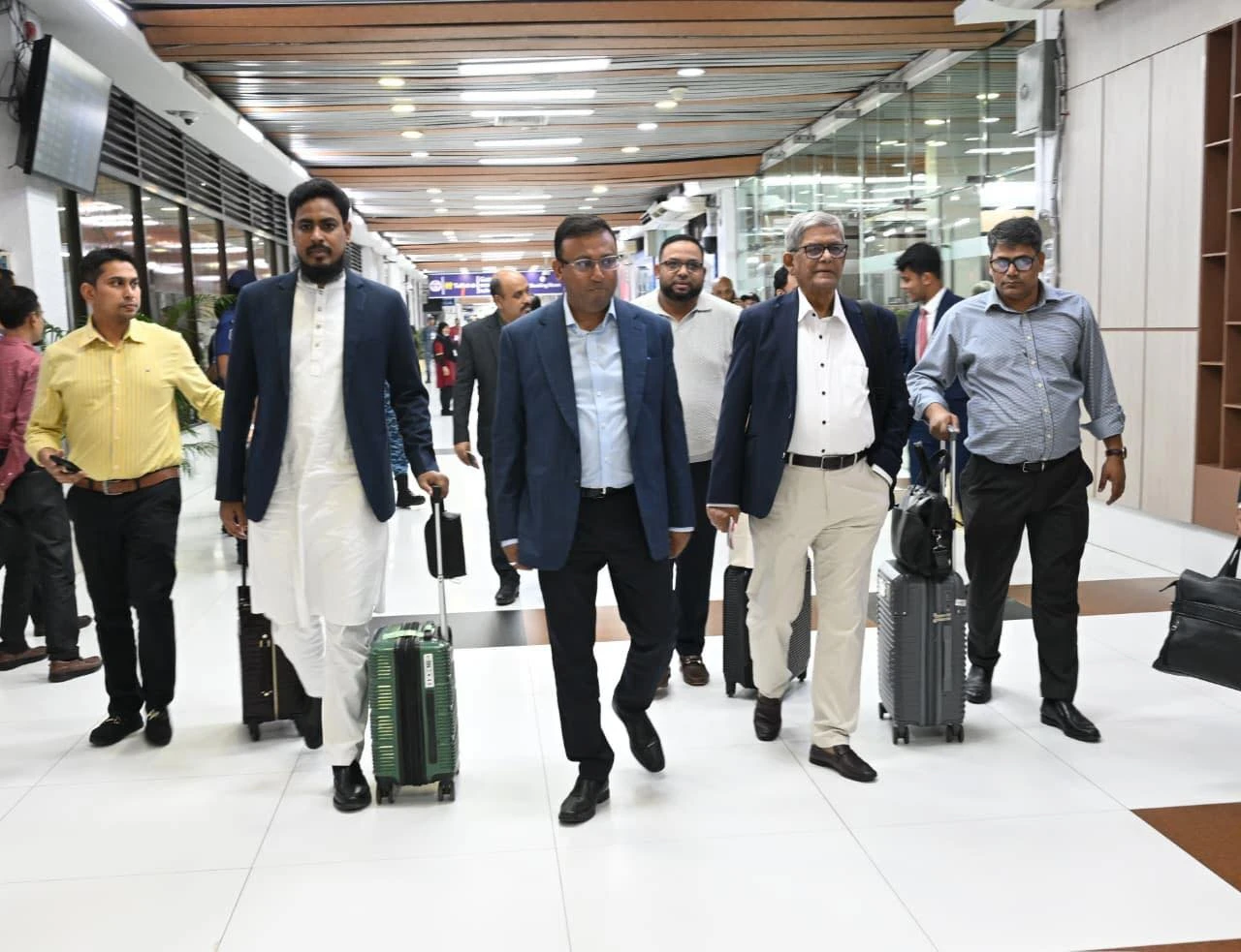 প্রধান উপদেষ্টা ড. মুহাম্মদ ইউনূসের সঙ্গে জাতিসংঘের সাধারণ পরিষদের অধিবেশনে যোগ দিতে হযরত শাহজালাল আন্তর্জাতিক বিমানবন্দরে প্রবেশ করছেন রাজনৈতিক নেতারা। ছবি: প্রেস উইং 