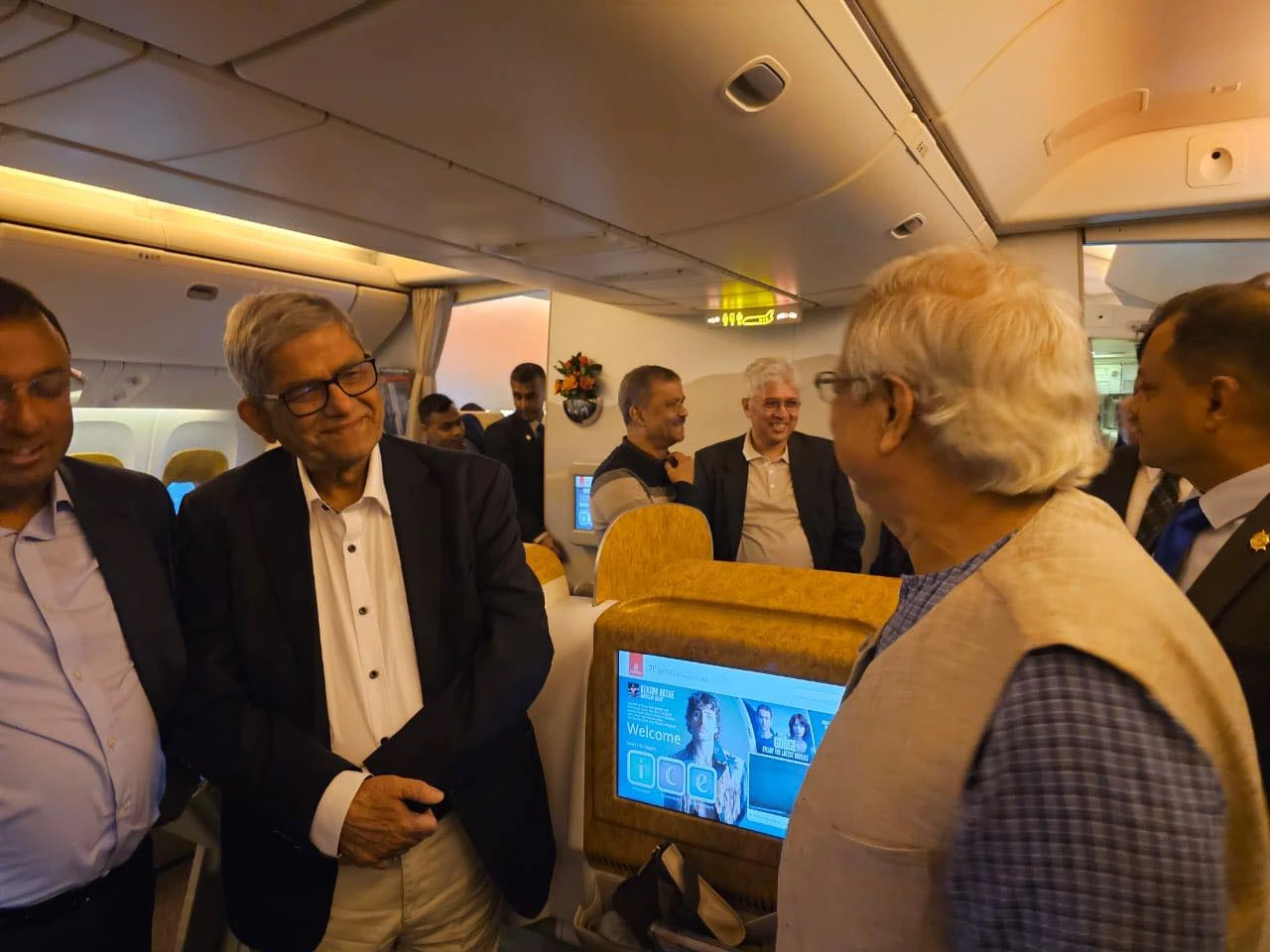 প্রধান উপদেষ্টা ড. মুহাম্মদ ইউনূসের সঙ্গে জাতিসংঘের সাধারণ পরিষদের অধিবেশনে যোগ দিতে এমিরেটসের একটি বিমানে রাজনৈতিক নেতারা। ছবি: প্রেস উইং 