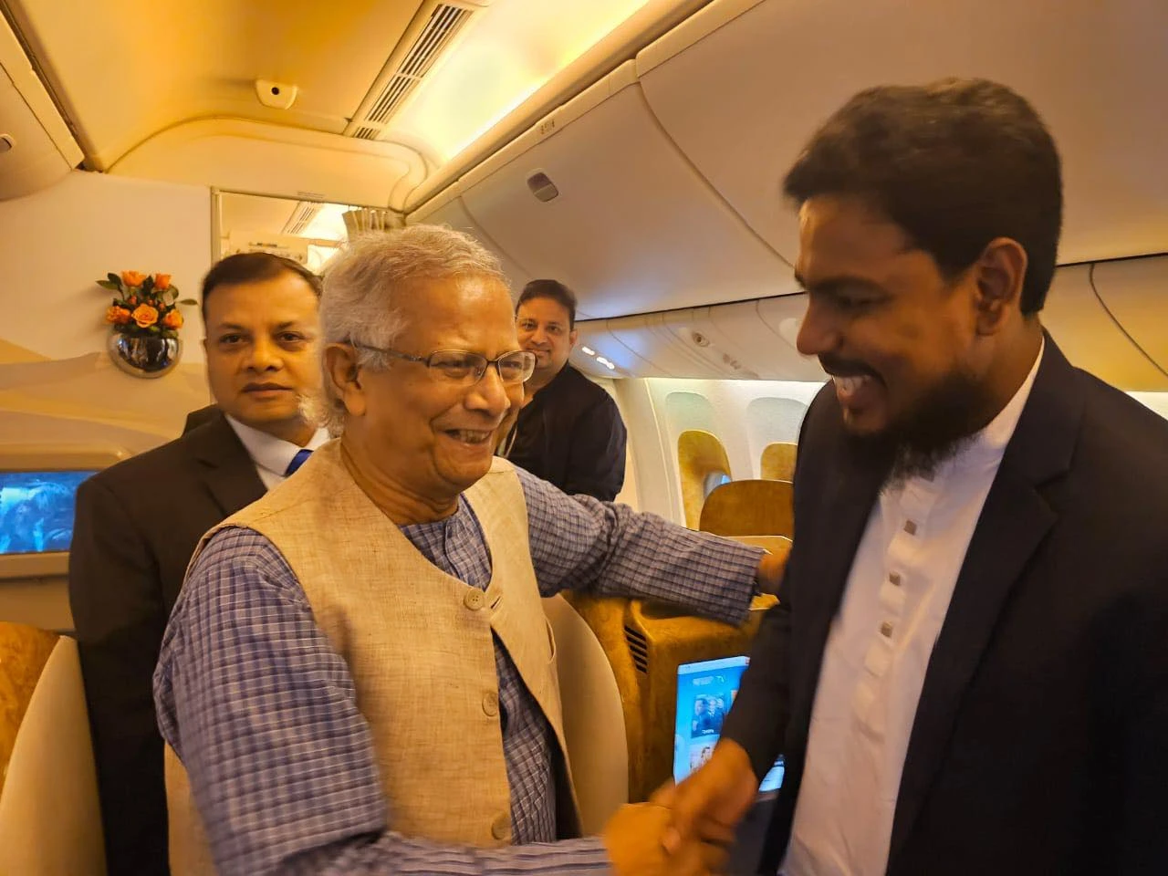 প্রধান উপদেষ্টা ড. মুহাম্মদ ইউনূসের সঙ্গে জাতিসংঘের সাধারণ পরিষদের অধিবেশনে যোগ দিতে এমিরেটসের একটি বিমানে রাজনৈতিক নেতারা। ছবি: প্রেস উইং 