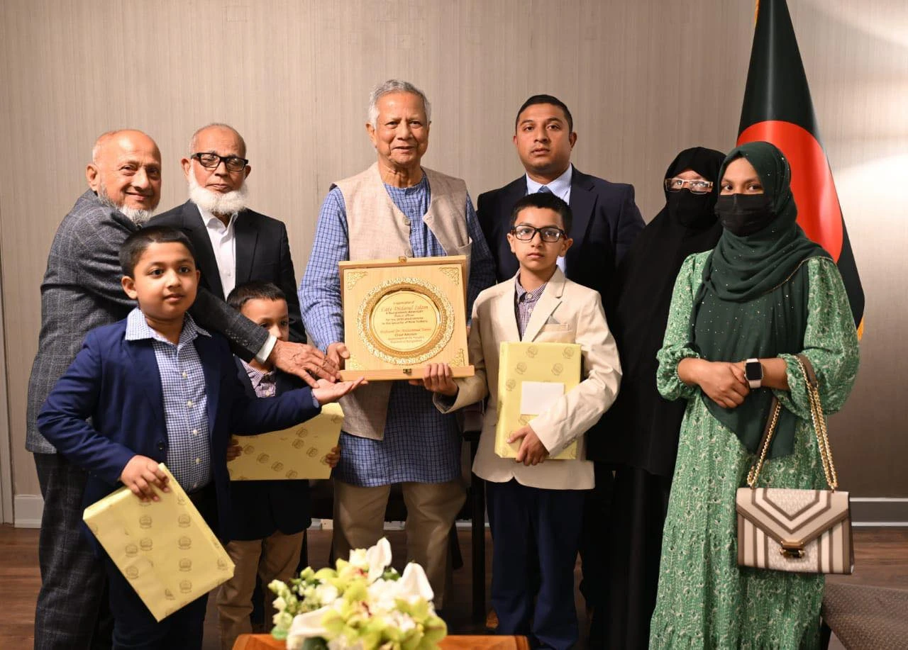 নিউইয়র্কে প্রধান উপদেষ্টা অধ্যাপক মুহাম্মদ ইউনূসের সঙ্গে বাংলাদেশি বংশোদ্ভূত নিহত নিউইয়র্ক পুলিশ সদস্য দিদারুল ইসলামের পরিবারের সদস্যরা দেখা করেন। ছবি: প্রেস উইং